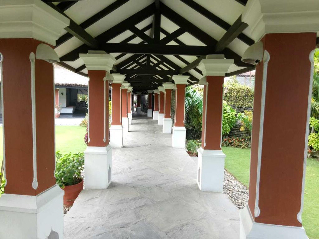 Shangri-La Village Resort, Похара Екстериор снимка
