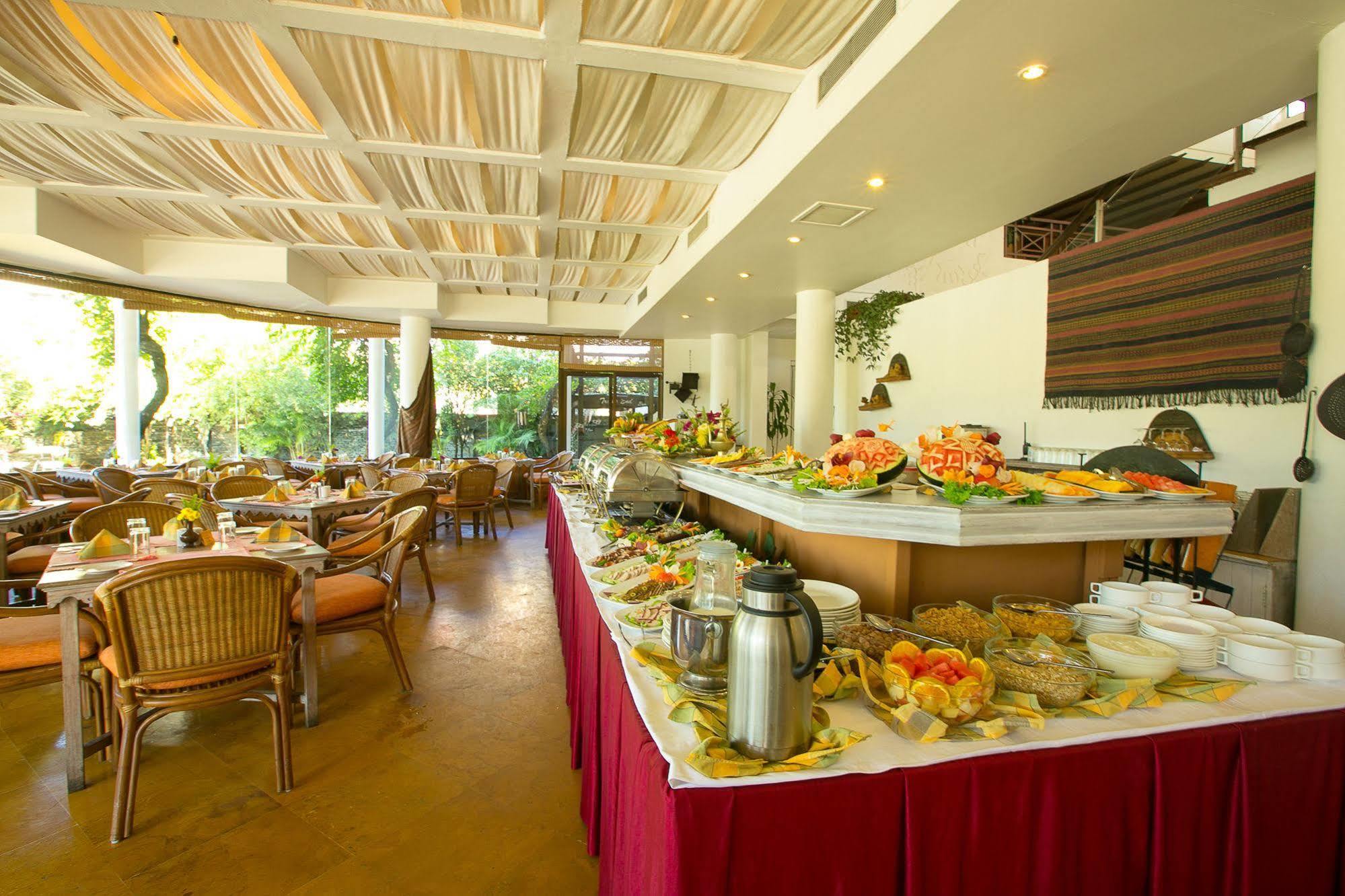 Shangri-La Village Resort, Похара Екстериор снимка