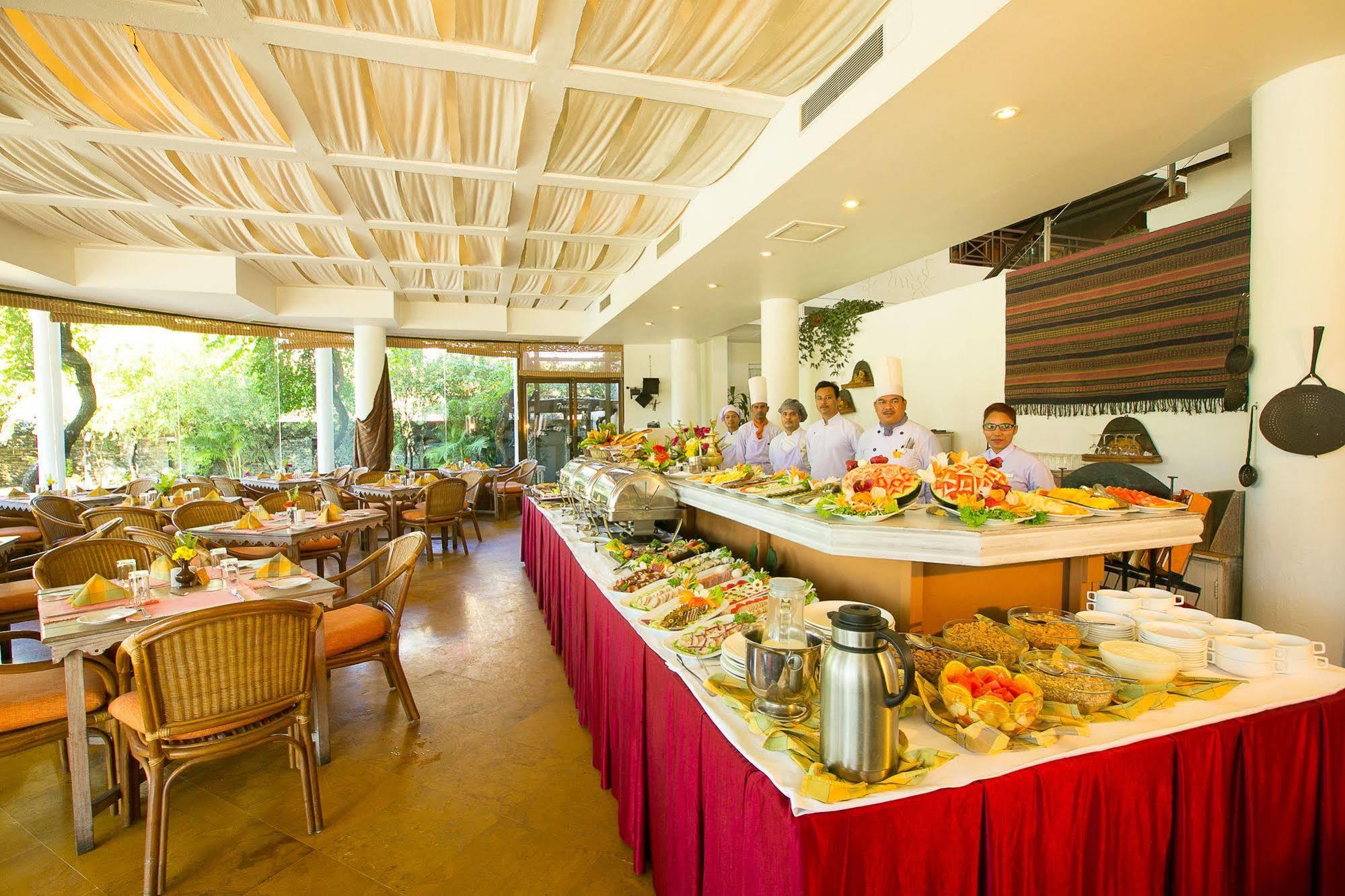 Shangri-La Village Resort, Похара Екстериор снимка